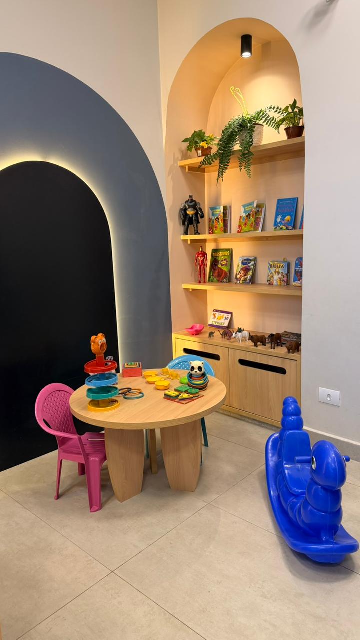 Sala lúdica com brinquedos e livros infantis