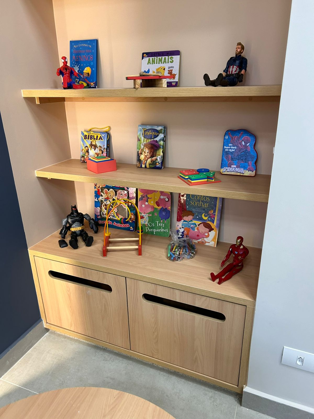 Brinquedos e livros