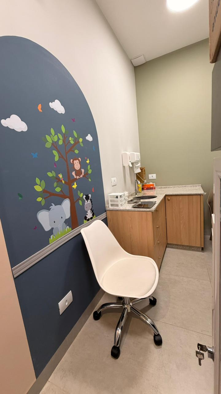 Sala de vacinação com arco decorativo